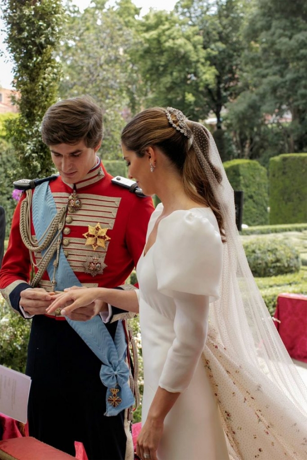 ทันสมัย และคลาสสิค ชุดแต่งงานของ เบเลน คอร์ซินี ทายาทมหาเศรษฐีสเปน
