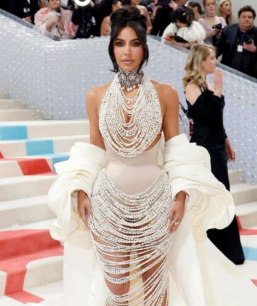 ย้อนดู Kim Kardashian ในชุดไข่มุกคริสตรัล รวมกว่า 66,000 เม็ด!