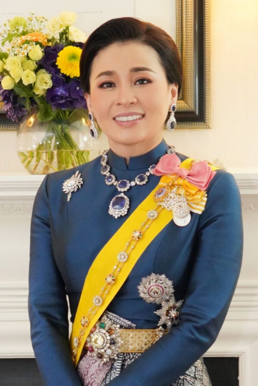 สมเด็จพระราชินี องค์ผู้นำใช้ ‘ไทยโทน’ ในฉลองพระองค์ รสนิยมไทย