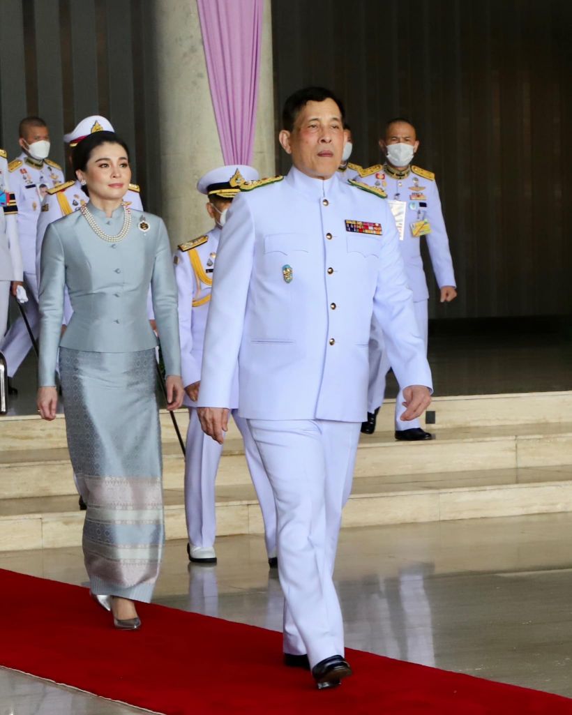 พระราชินีฉลองพระองค์ชุดไทยผ้าไหมยกดอกลำพูน เสด็จฯเปิดประชุมรัฐสภา
