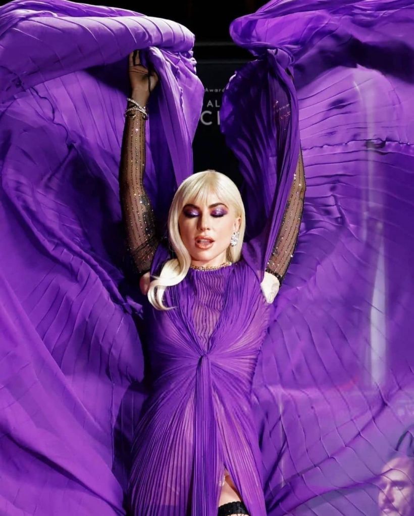 พรมแดงลุกเป็นไฟ! Lady Gaga กับลุคสุดทรงพลัง