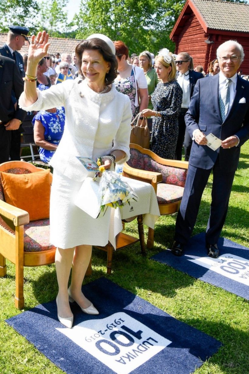  ส่องด่วน! กระเป๋าแบรนด์ไทยที่สมเด็จพระราชินีซิลเวียแห่งสวีเดนทรงเลือกใช้