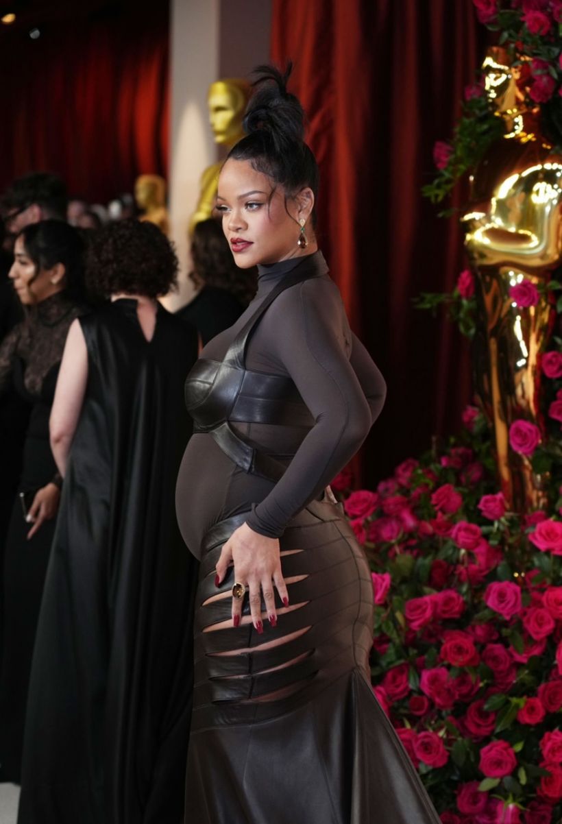 Rihanna ทวงตำแหน่งเจ้าแม่พรมแดงด้วยชุดเดรสหนังขณะตั้งครรภ์