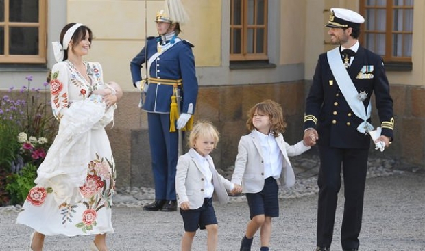 สง่างามสมฐานะ  ‘เจ้าหญิงโซเฟียแห่งสวีเดน’สวมชุดขาวเข้าพิธีรับศีลจุ่ม