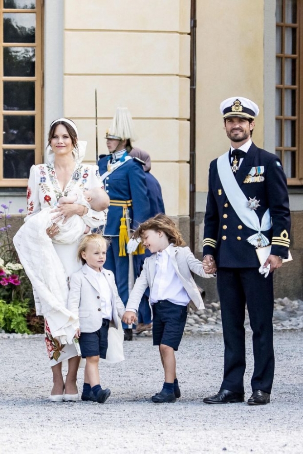 สง่างามสมฐานะ  ‘เจ้าหญิงโซเฟียแห่งสวีเดน’สวมชุดขาวเข้าพิธีรับศีลจุ่ม
