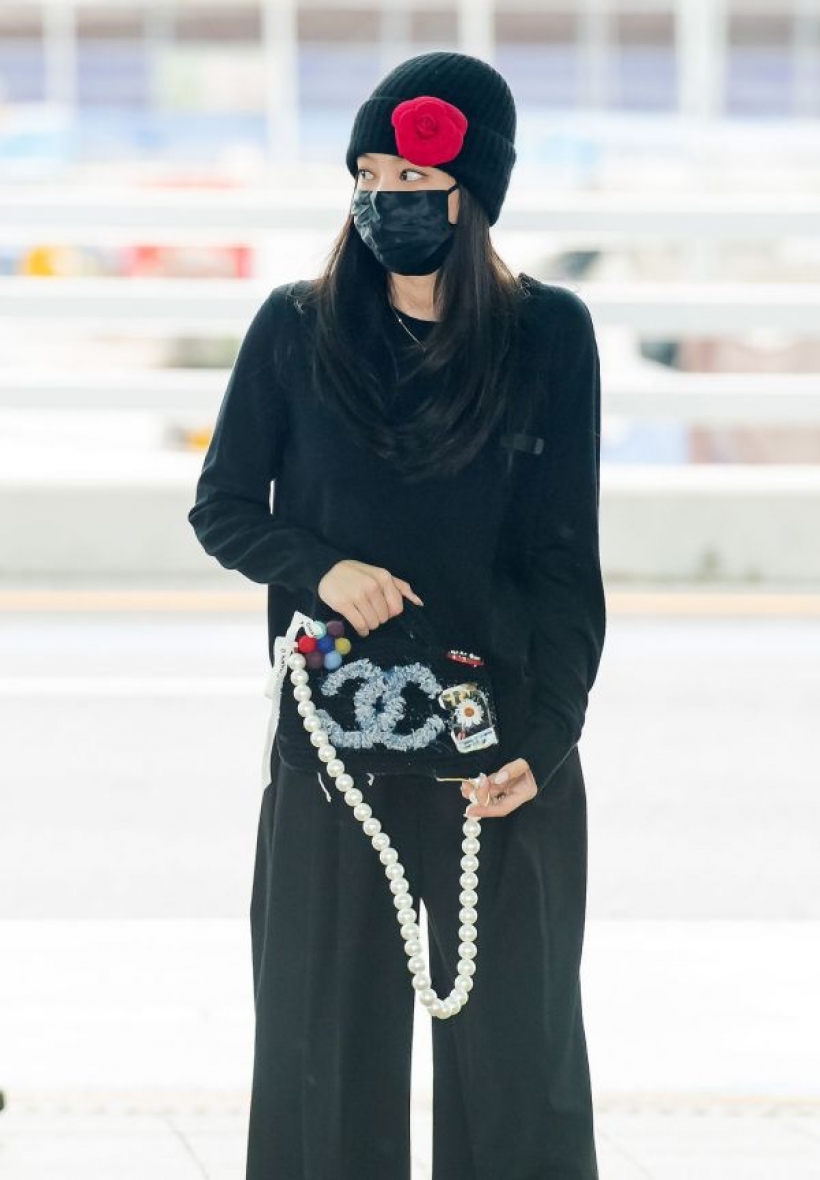 คามิเลียแดงเด่น! ซูมหมวก ‘เจนนี่ BLACKPINK’ เดินทางไป Paris Fashion Week