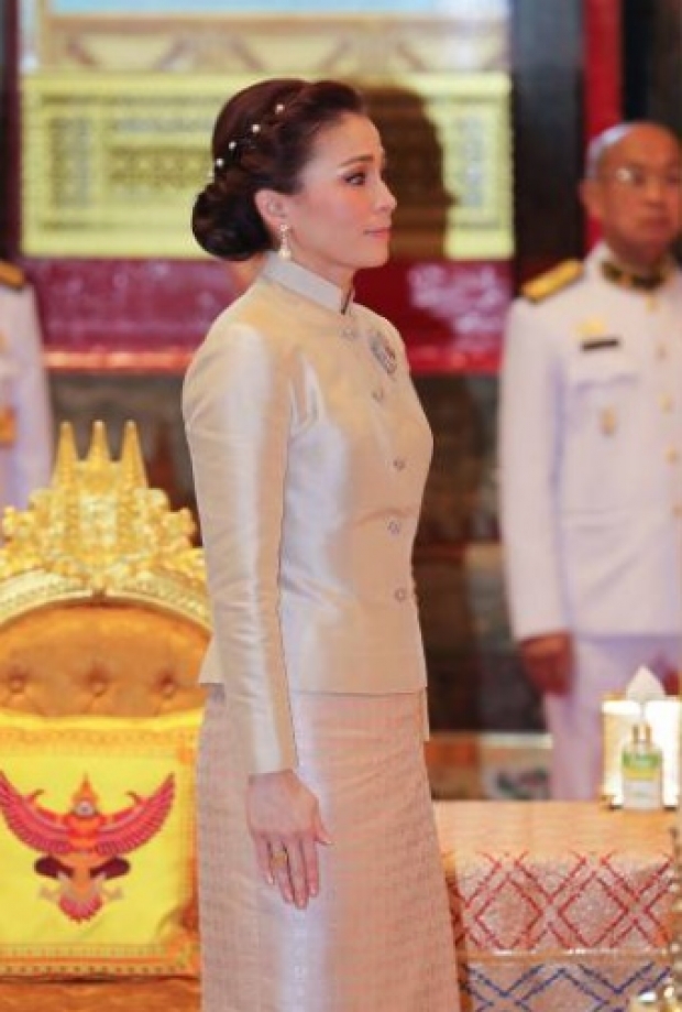 ชมความงาน “พระราชินี” ฉลองพระองค์ผ้าไหมยกดอกลำพูน ลายจงกลนี