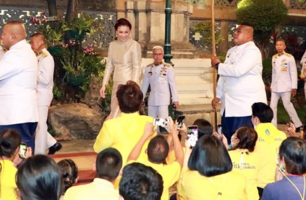 ชมความงาน “พระราชินี” ฉลองพระองค์ผ้าไหมยกดอกลำพูน ลายจงกลนี