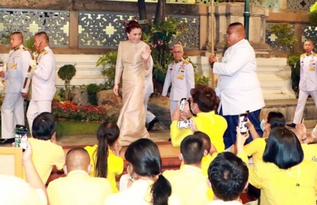 ชมความงาน “พระราชินี” ฉลองพระองค์ผ้าไหมยกดอกลำพูน ลายจงกลนี