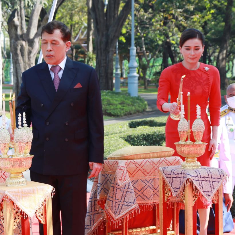 งามสง่า พระราชินีทรงฉลองพระองค์กี่เพ้าแฟชั่น ปักซอยไหมน้อย