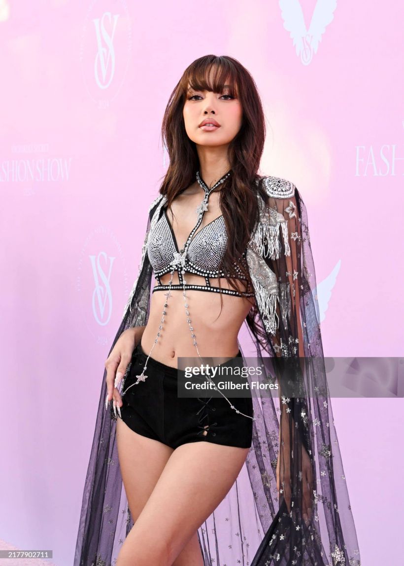 ชุดลิซ่าใส่เฉิดฉาย Victoria Secret ที่แท้มาจากซุปตาร์คนนี้