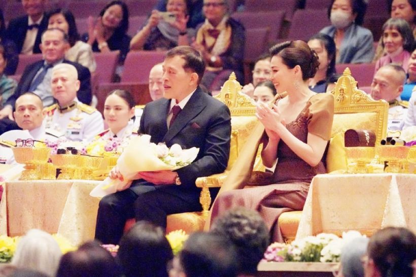 ทรงพระสิริโฉม พระราชินี ฉลองพระองค์ราตรีไทยสากล ผ้าขิดไหม