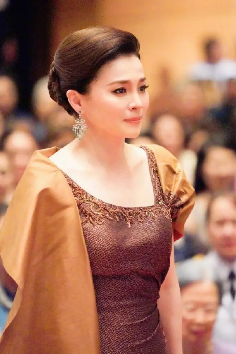 ทรงพระสิริโฉม พระราชินี ฉลองพระองค์ราตรีไทยสากล ผ้าขิดไหม