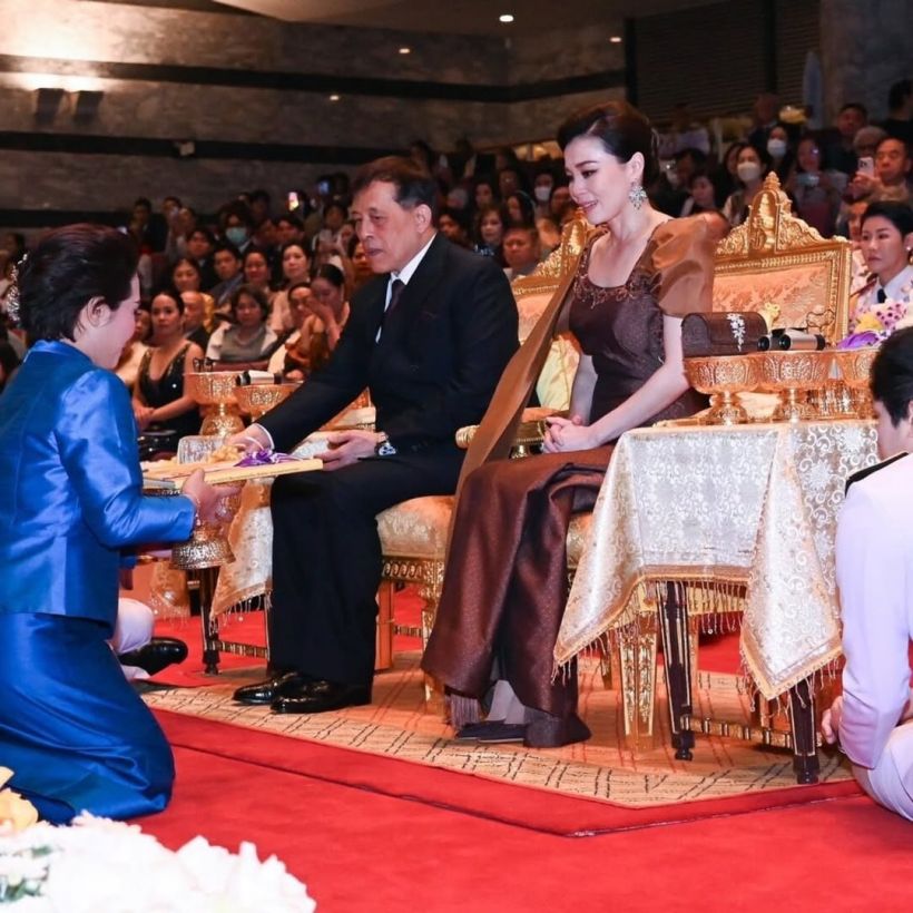 ทรงพระสิริโฉม พระราชินี ฉลองพระองค์ราตรีไทยสากล ผ้าขิดไหม