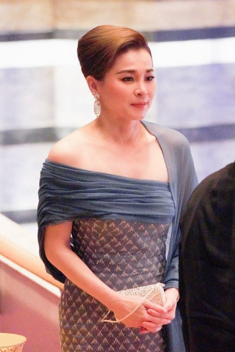ทรงพระสิริโฉม พระราชินี ในฉลองพระองค์ราตรีไทยสากล