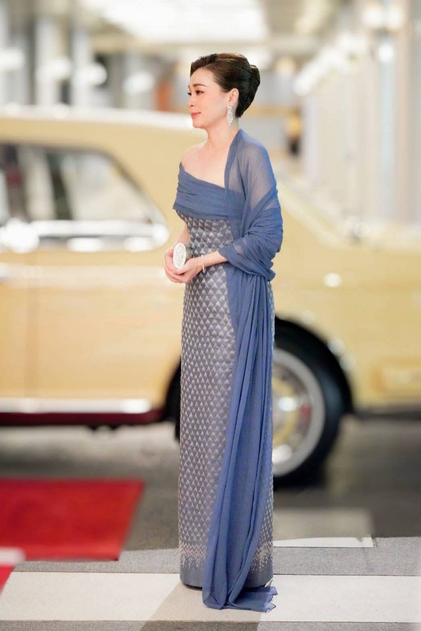 ทรงพระสิริโฉม พระราชินี ในฉลองพระองค์ราตรีไทยสากล