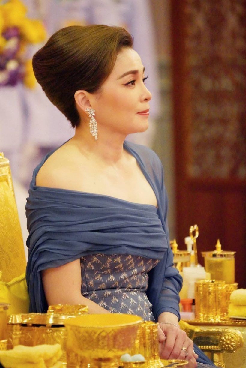 ทรงพระสิริโฉม พระราชินี ในฉลองพระองค์ราตรีไทยสากล