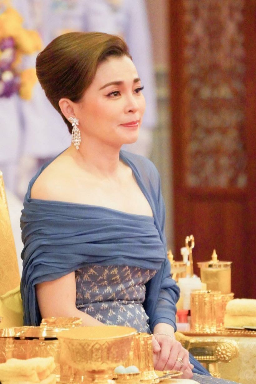 ทรงพระสิริโฉม พระราชินี ในฉลองพระองค์ราตรีไทยสากล
