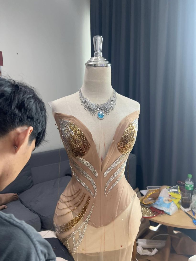 เปิดเบื้องหลังชุดราตรี คลีโอพัตราของ วีณา ใช้ช่าง 16 คนปัก!