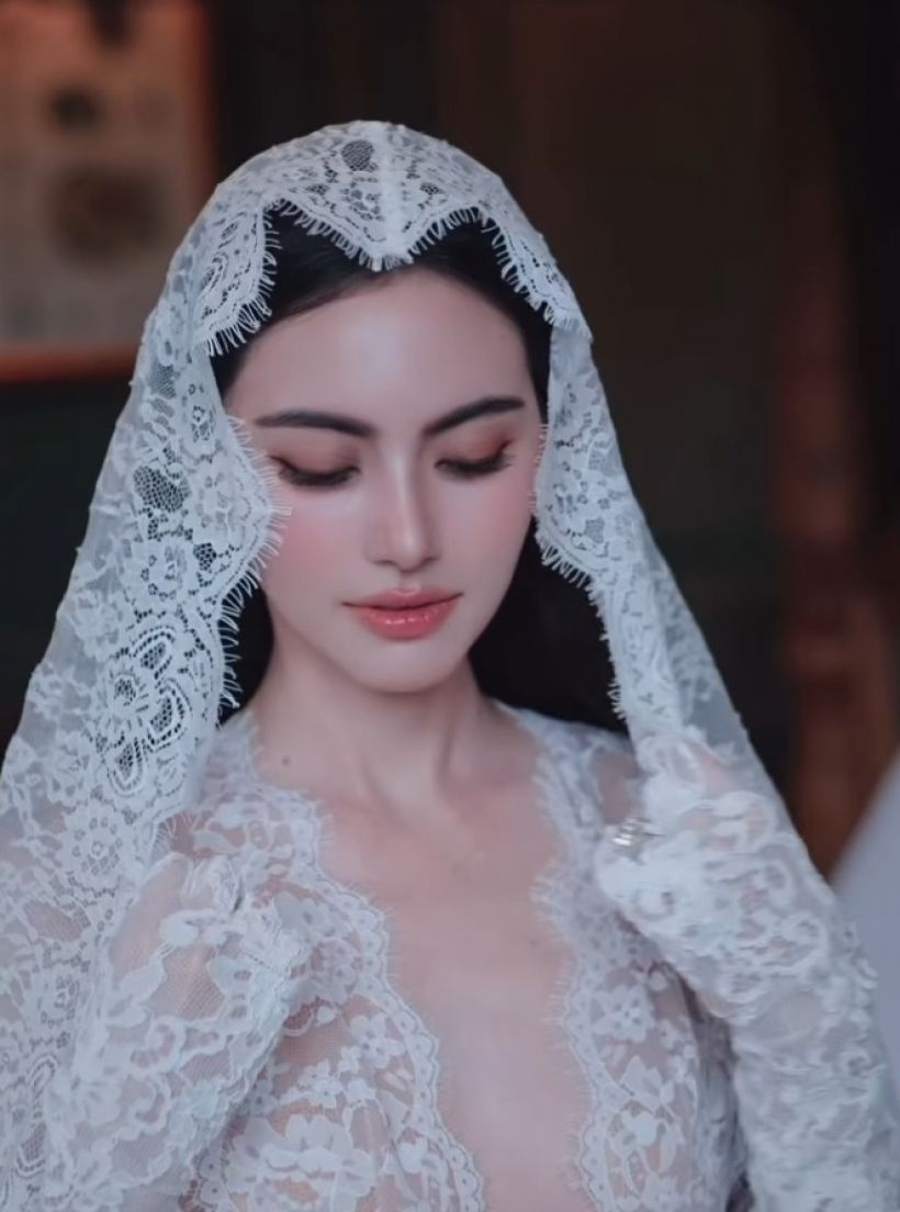 ขอยาดม! ใหม่ ดาวิกา ฟาดชุดเจ้าสาวซีทรูแหวกอกHOTไฟลุก!