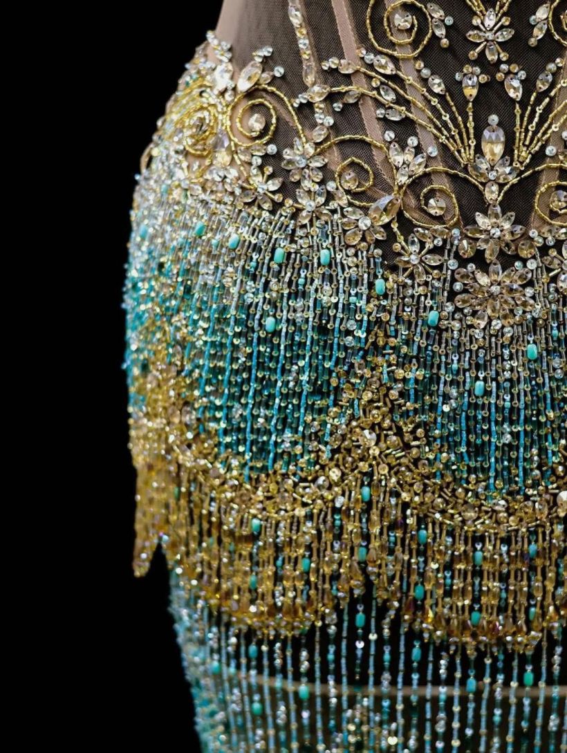 เจาะดีเทลชุด หมูเเฮม ใส่ขึ้นประกวด Miss Cosmo ปักมือ 1,200 ชั่วโมง