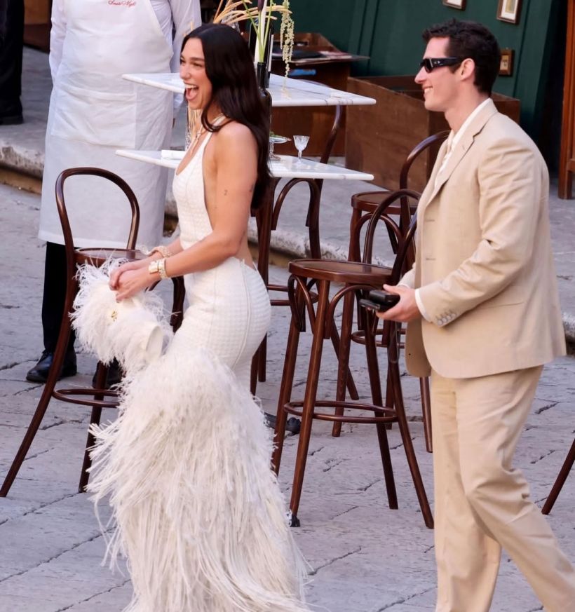 เปิดกรุเครื่องเพชรงู! Dua Lipa ใส่วันเเต่งเเพงระยิบระยับ