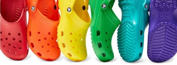 ส้นเข็มหลบไป! Crocs รองเท้าสุดแปลกทวงบัลลังก์ สายแฟชั่นห้ามพลาด