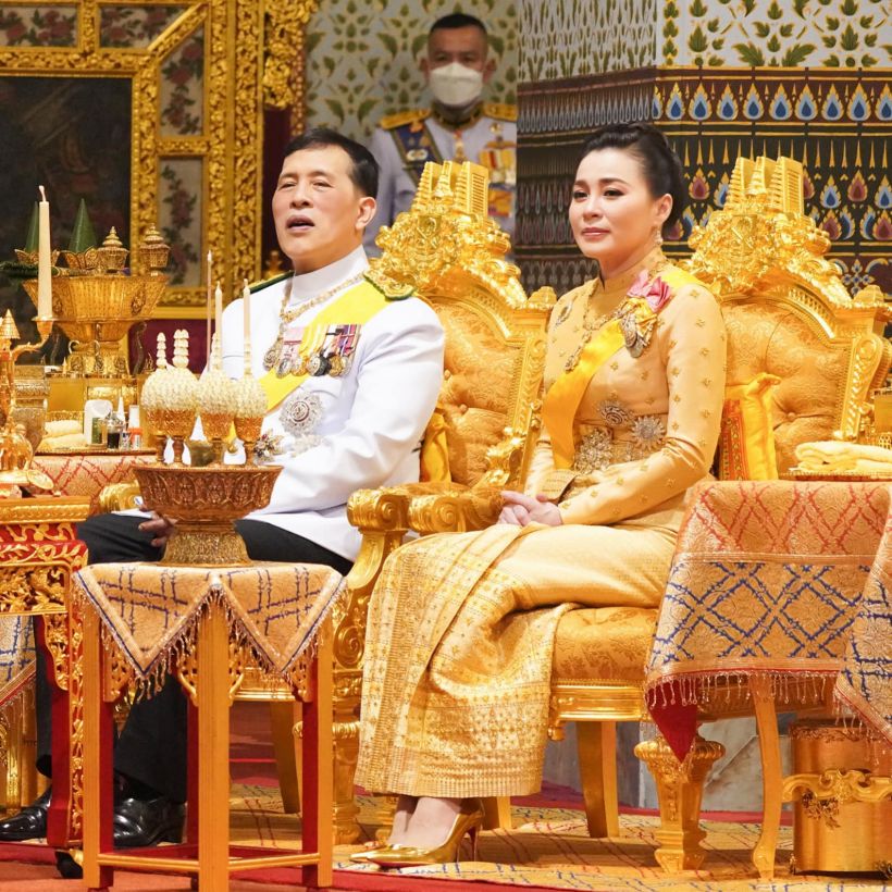 พระฉายาลักษณ์พระราชินีทรงฉลองพระองค์ชุดไทยบรมพิมาน 