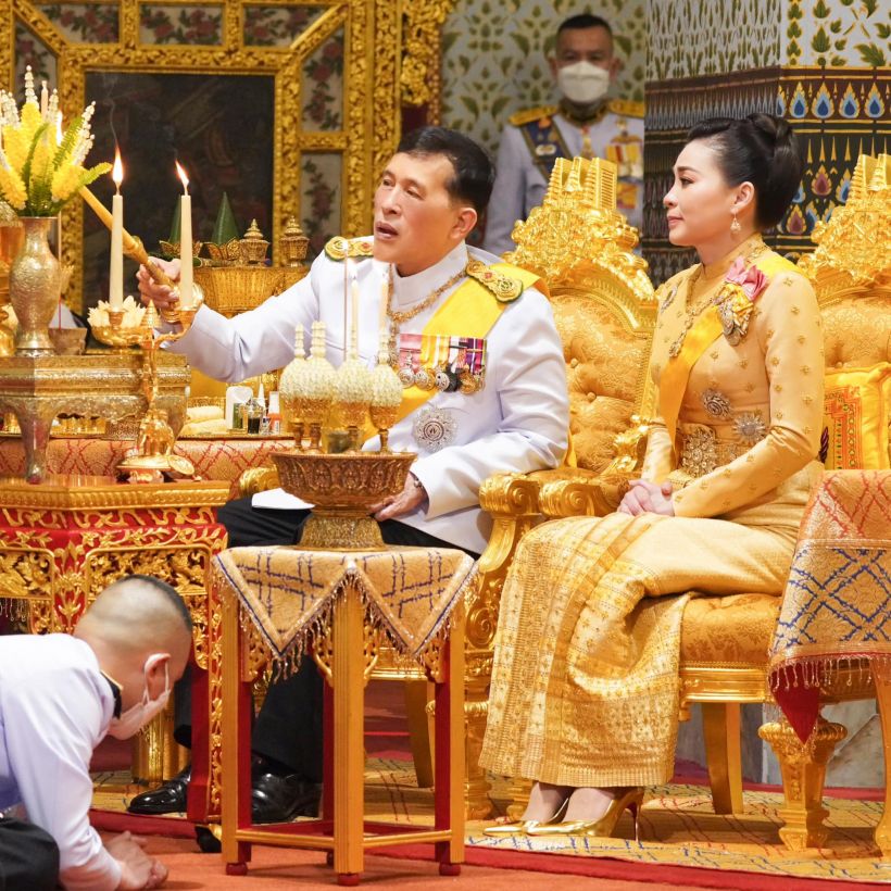 พระฉายาลักษณ์พระราชินีทรงฉลองพระองค์ชุดไทยบรมพิมาน 