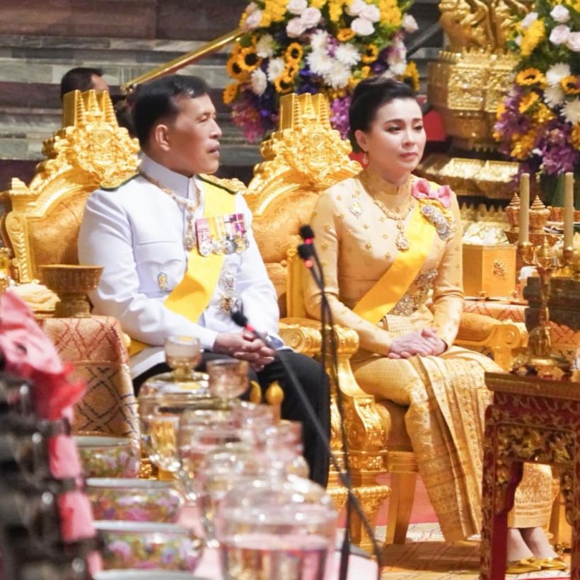 พระฉายาลักษณ์พระราชินีทรงฉลองพระองค์ชุดไทยบรมพิมาน 