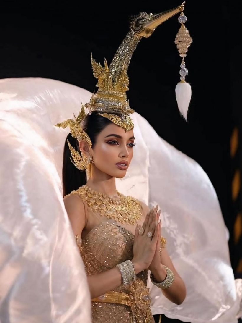 ซูมดีเทลชุด กษาปณ์ สุพรรณหงส์ ที่วีนาใส่เฉิดฉายบนเวที MUT