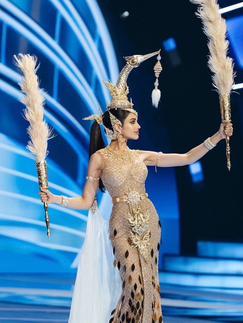 ซูมดีเทลชุด กษาปณ์ สุพรรณหงส์ ที่วีนาใส่เฉิดฉายบนเวที MUT