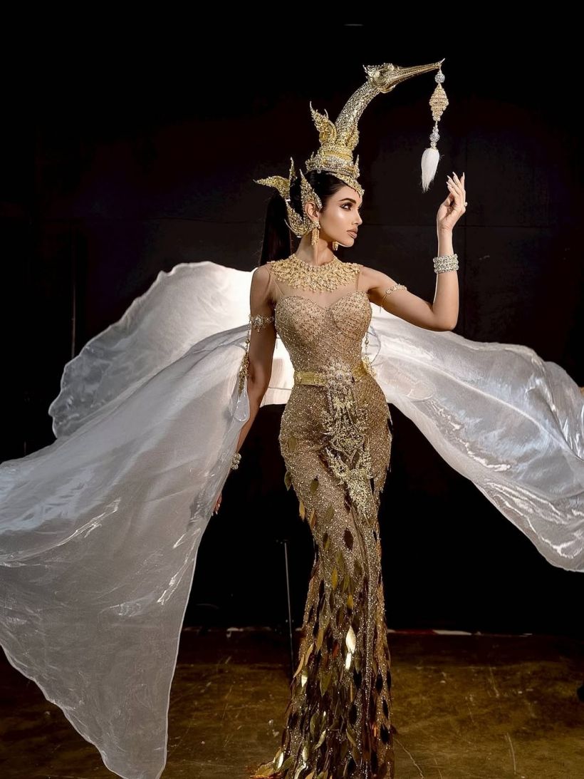 ซูมดีเทลชุด กษาปณ์ สุพรรณหงส์ ที่วีนาใส่เฉิดฉายบนเวที MUT