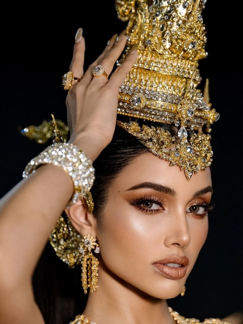 ซูมดีเทลชุด กษาปณ์ สุพรรณหงส์ ที่วีนาใส่เฉิดฉายบนเวที MUT