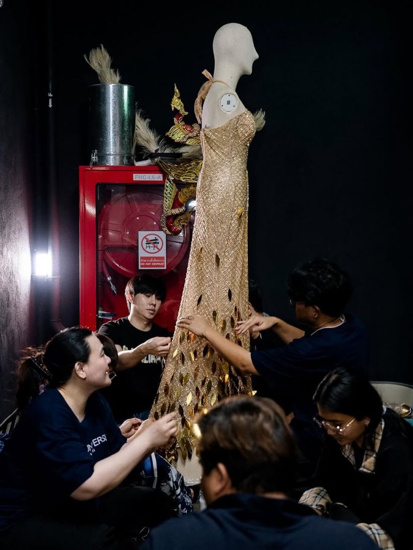 ซูมดีเทลชุด กษาปณ์ สุพรรณหงส์ ที่วีนาใส่เฉิดฉายบนเวที MUT