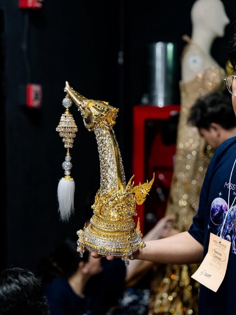 ซูมดีเทลชุด กษาปณ์ สุพรรณหงส์ ที่วีนาใส่เฉิดฉายบนเวที MUT