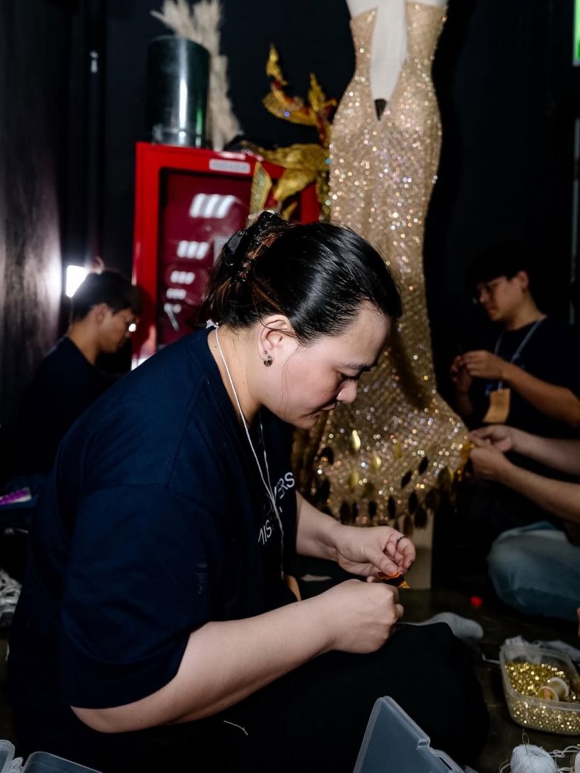 ซูมดีเทลชุด กษาปณ์ สุพรรณหงส์ ที่วีนาใส่เฉิดฉายบนเวที MUT