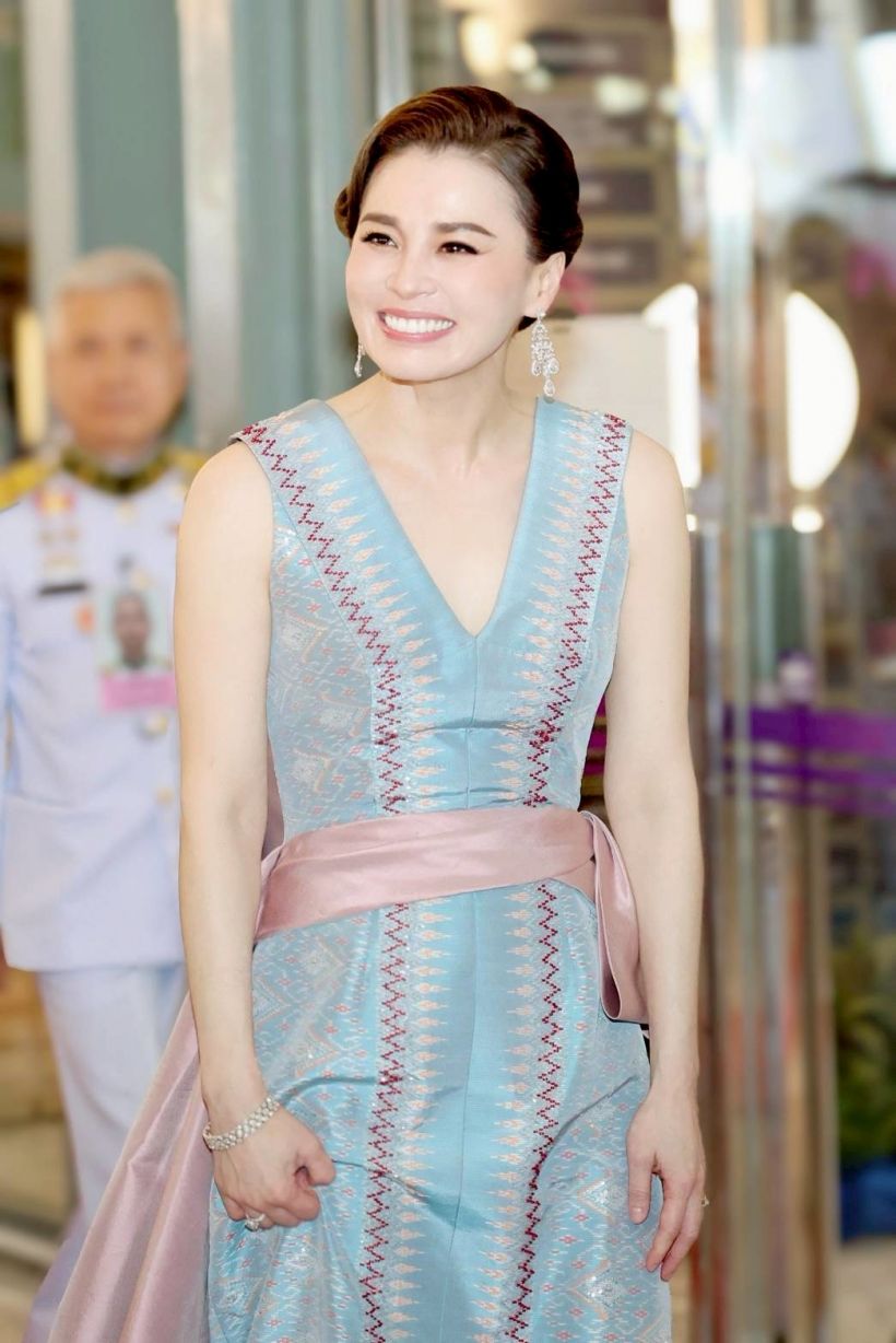 ทรงพระสิริโฉม พระราชินี ทรงฉลองพระองค์ผ้ามัดหมี่ลายเชิงเทียน