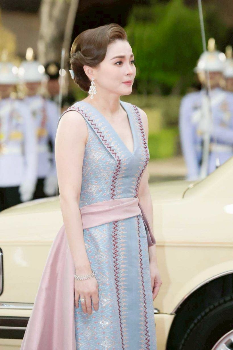 ทรงพระสิริโฉม พระราชินี ทรงฉลองพระองค์ผ้ามัดหมี่ลายเชิงเทียน
