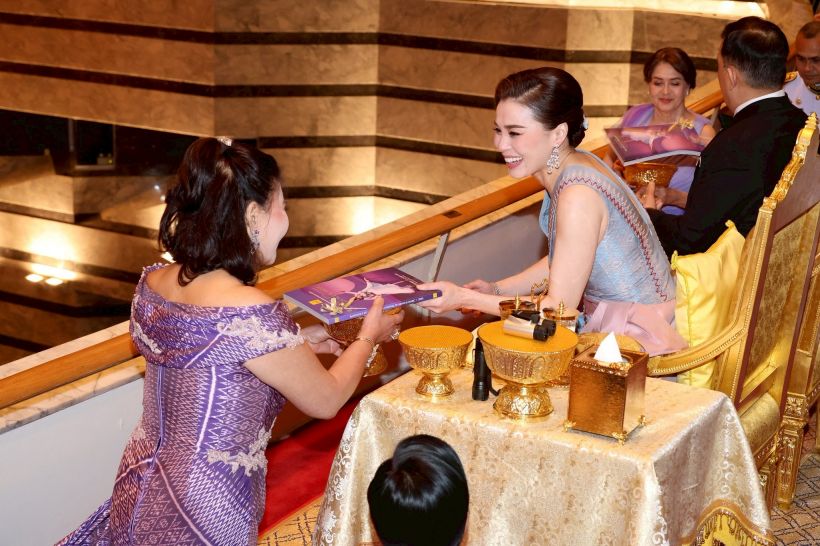 ทรงพระสิริโฉม พระราชินี ทรงฉลองพระองค์ผ้ามัดหมี่ลายเชิงเทียน