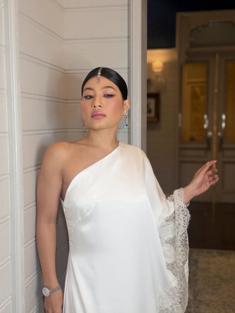 ทรงพระสิริโฉม เจ้าฟ้าสิริวัณณวรีฯ ในฉลองพระองค์ส่าหรีสีขาว