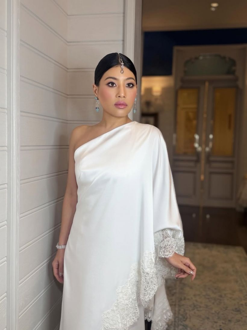 ทรงพระสิริโฉม เจ้าฟ้าสิริวัณณวรีฯ ในฉลองพระองค์ส่าหรีสีขาว