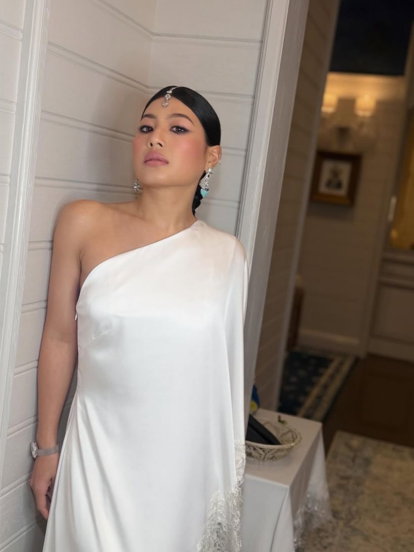 ทรงพระสิริโฉม เจ้าฟ้าสิริวัณณวรีฯ ในฉลองพระองค์ส่าหรีสีขาว