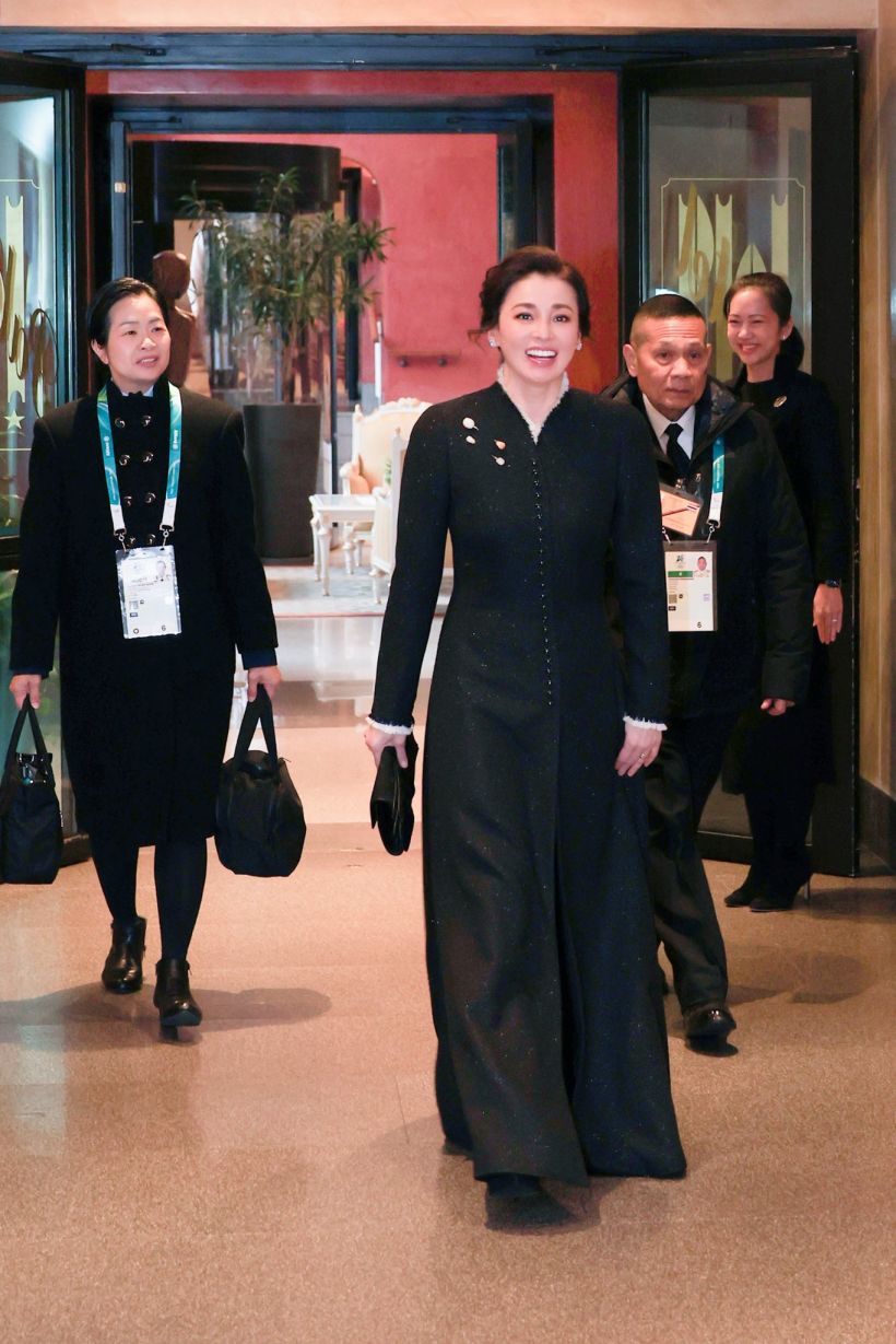 พระราชินีเสด็จฯ อารีนาเมืองมิลาน ฉลองพระองค์สากลเรียบหรู