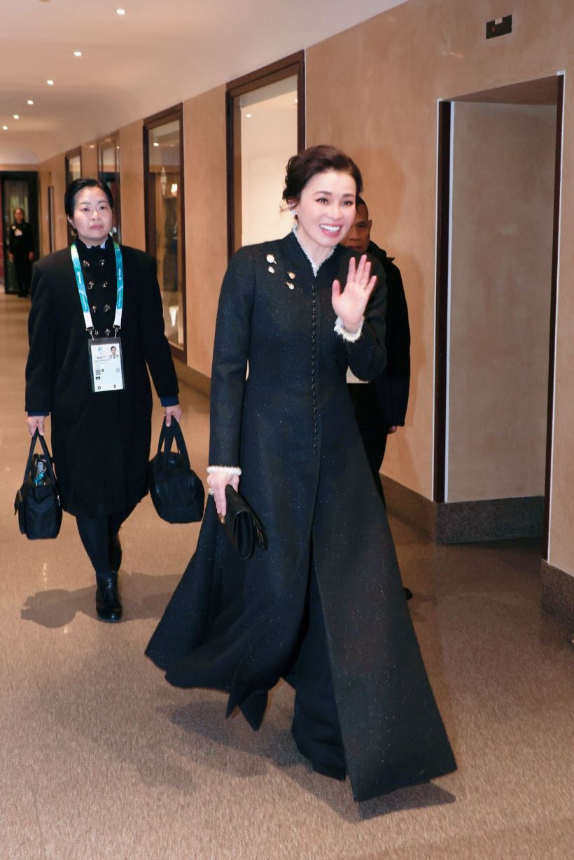 พระราชินีเสด็จฯ อารีนาเมืองมิลาน ฉลองพระองค์สากลเรียบหรู