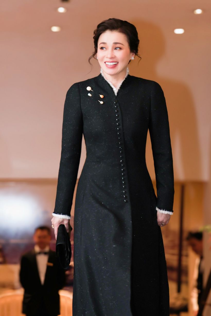 พระราชินีเสด็จฯ อารีนาเมืองมิลาน ฉลองพระองค์สากลเรียบหรู