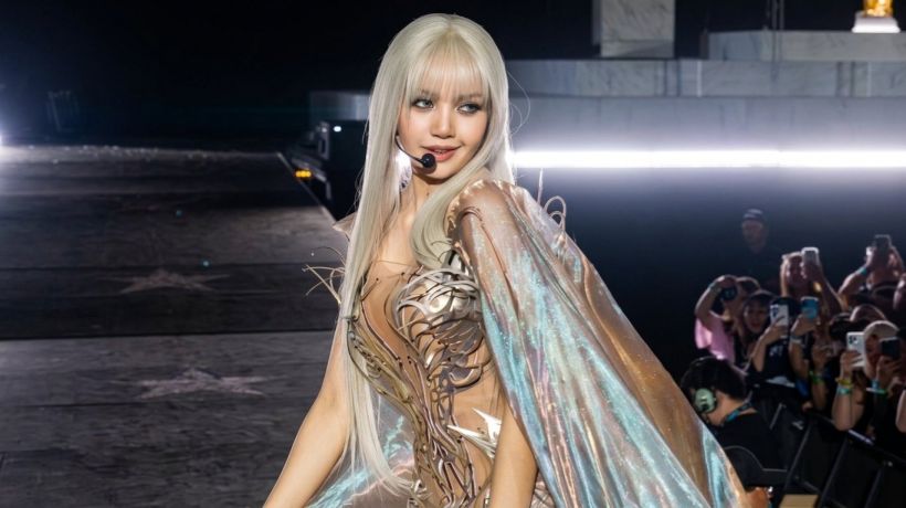 ซูมชุด ลิซ่า ขึ้น Coachella สวยวิบวับ เหมือนหลุดมาจากโลกอนาคต