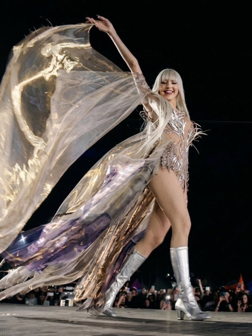 ซูมชุด ลิซ่า ขึ้น Coachella สวยวิบวับ เหมือนหลุดมาจากโลกอนาคต