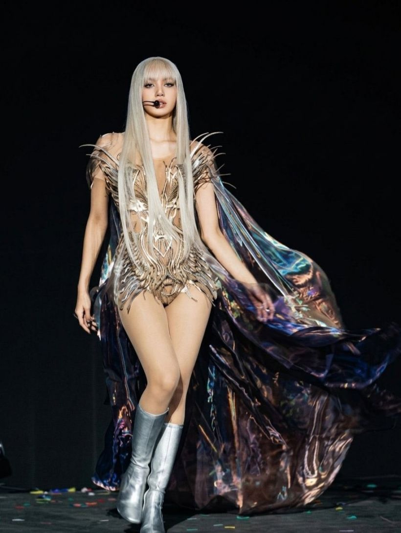 ซูมชุด ลิซ่า ขึ้น Coachella สวยวิบวับ เหมือนหลุดมาจากโลกอนาคต