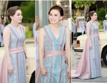 ทรงพระสิริโฉม พระราชินี ทรงฉลองพระองค์ผ้ามัดหมี่ลายเชิงเทียน